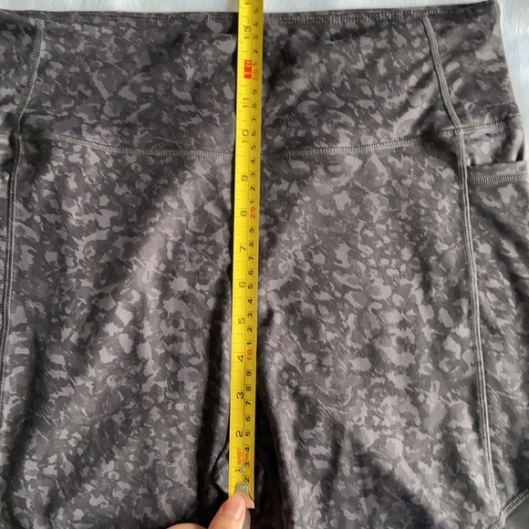 Black/gray patterned biker shorts with pockets - Picture 6 of 7